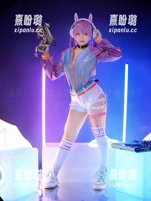 ZinieQ 看到ZinieQ的礼服写真集了吗?快动手下载,把它控制在手中。