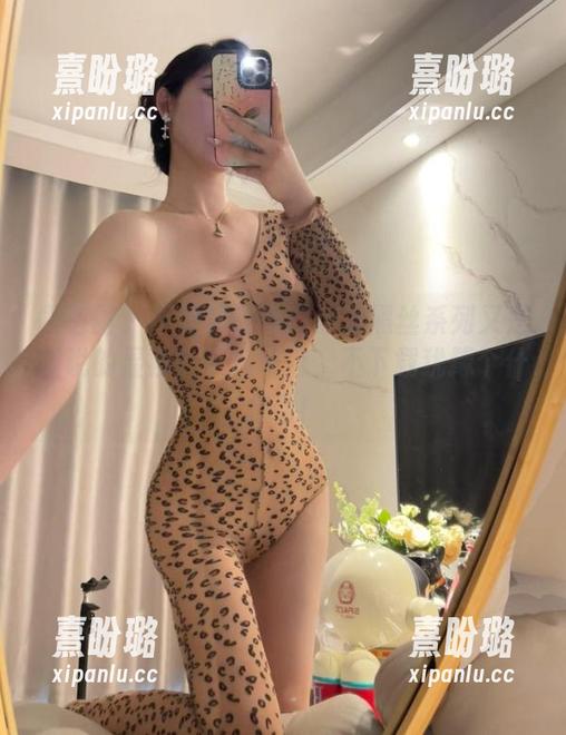 微密圈 - 不爱笑的赛琳这波黑丝系列又是谁说的显瘦？下载快点，不下载犹豫个什么劲！