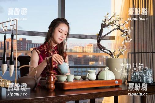 克拉女神 - 待我细细品味芝月的连衣裙写真，图案比我脑海里的要复杂多了！