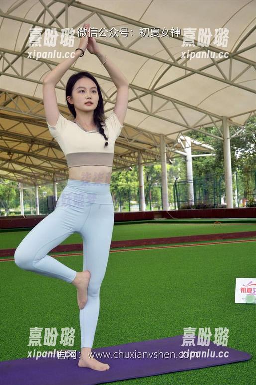 初夏女神-柒柒 初夏女神 - 柒柒献上:免费图集,挑逗你的蓝色妖姬梦,不过小心别梦到豆腐!