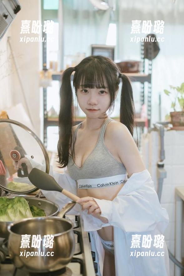 可可小白兔 在可可小白兔的办公室,美图里的文件还在开会吗?