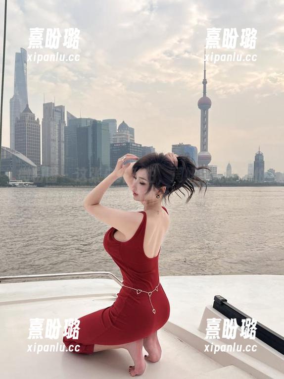 周妍希 微密圈 - 这张户外私拍,周妍希完全不怕调皮的树枝,难道她和植物有心灵感应?