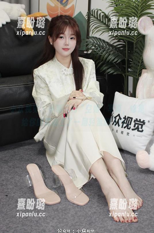小众视觉-小薯条 小众视觉 - 小薯条的“空姐”写真,像是给你的灵魂上了一层轻盈的飞行。