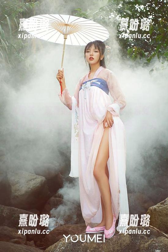尤蜜荟-黄乐然 尤蜜荟 - 观看完黄乐然的“女王”系列,我是不是该去买件高跟鞋了?但是,我又担心走不稳!