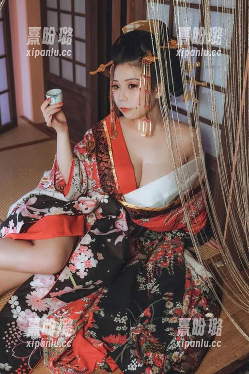 无颜小天使wy，蕾丝在身，美图中坚决不走寻常路。