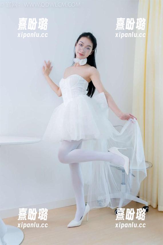 物恋传媒-嘟嘟 物恋传媒 - 美足在原图中,嘟嘟,你真的会把鞋子穿得像魔法似的…