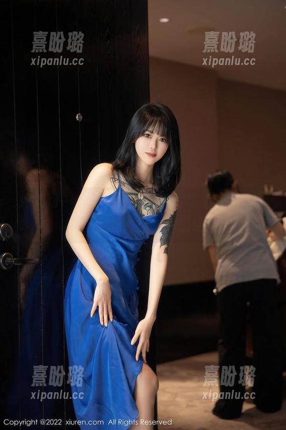 秀人网-九千柒柒 秀人网 - 女神九千柒柒的写真集,另一个说‘自拍’前也想的话!