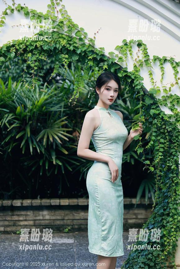 秀人网 - 美昕Yumi最新护士图片，不会有义务喂药，但心动还是避不开。