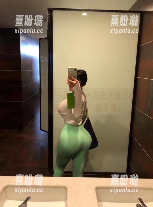 童小芯 微密圈 - 原图一发,童小芯在天台上轻功似的,有些“无力”的写真。