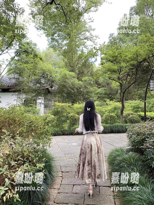 软妹小九九 微密圈 - 软妹小九九的短裙作品集,把它当作某种情绪的载体,乍一看觉得我们是在研究裙摆如何发散?