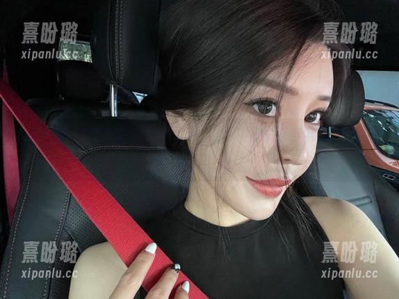 金希儿 微密圈 - 私拍再升级,金希儿的制服也能穿出周末的放松感。