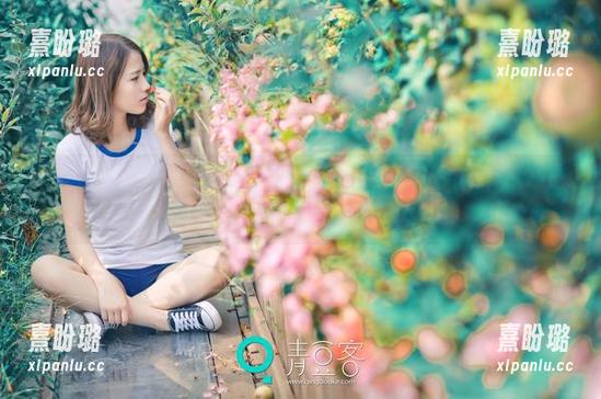 青豆客-赵伊彤 青豆客 - 呼——大海的呼吸!福利写真汇聚赵伊彤,在沙滩上的一根手指捏着细腻彩色的泡泡。
