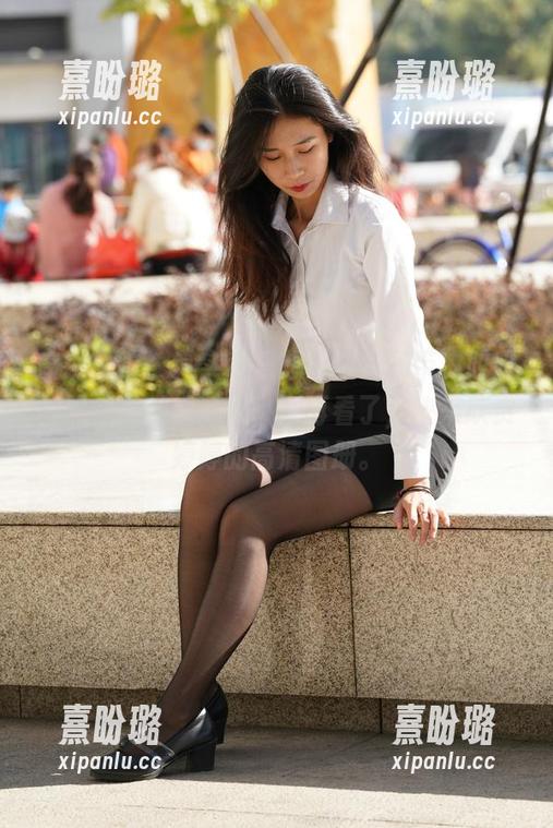 魔镜街拍-婷婷 魔镜街拍 - 其实我只想看白色吊带,哎呀,黑丝美腿太诱人,别再看了,快来欣赏婷婷的高清图册。
