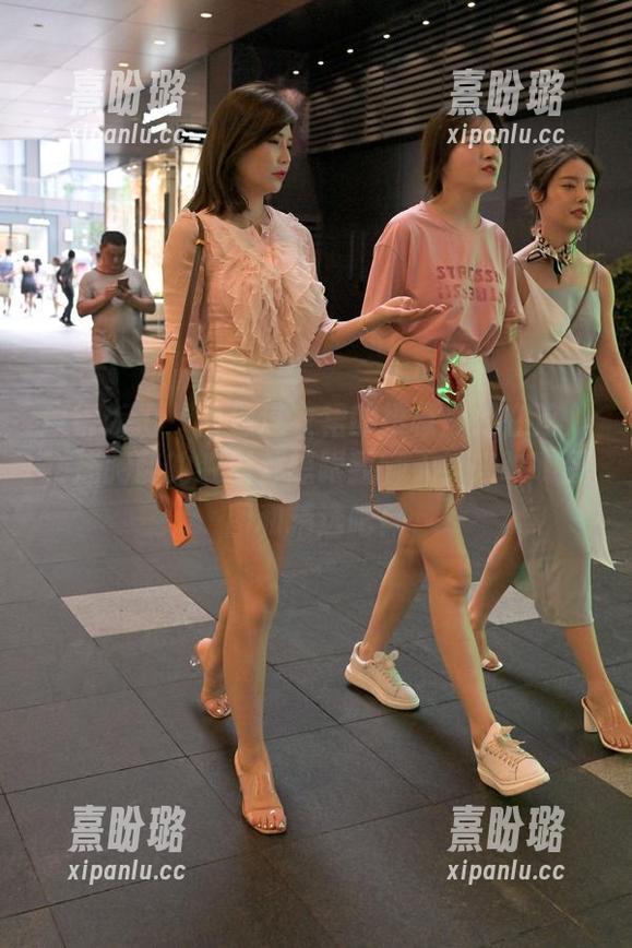 魔镜街拍 - 白色连衣裙的楼楼：她在这儿，连胸前的皱褶都想跟我聊天！来瞧瞧原图和精选吧！